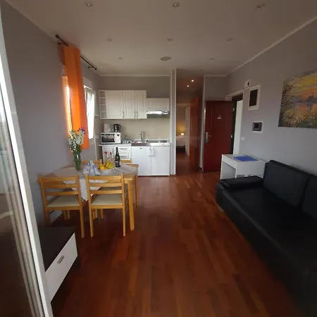 In With Balcony, Air Conditioning, Wifi, Washing Machine 5116-1 Apartamento